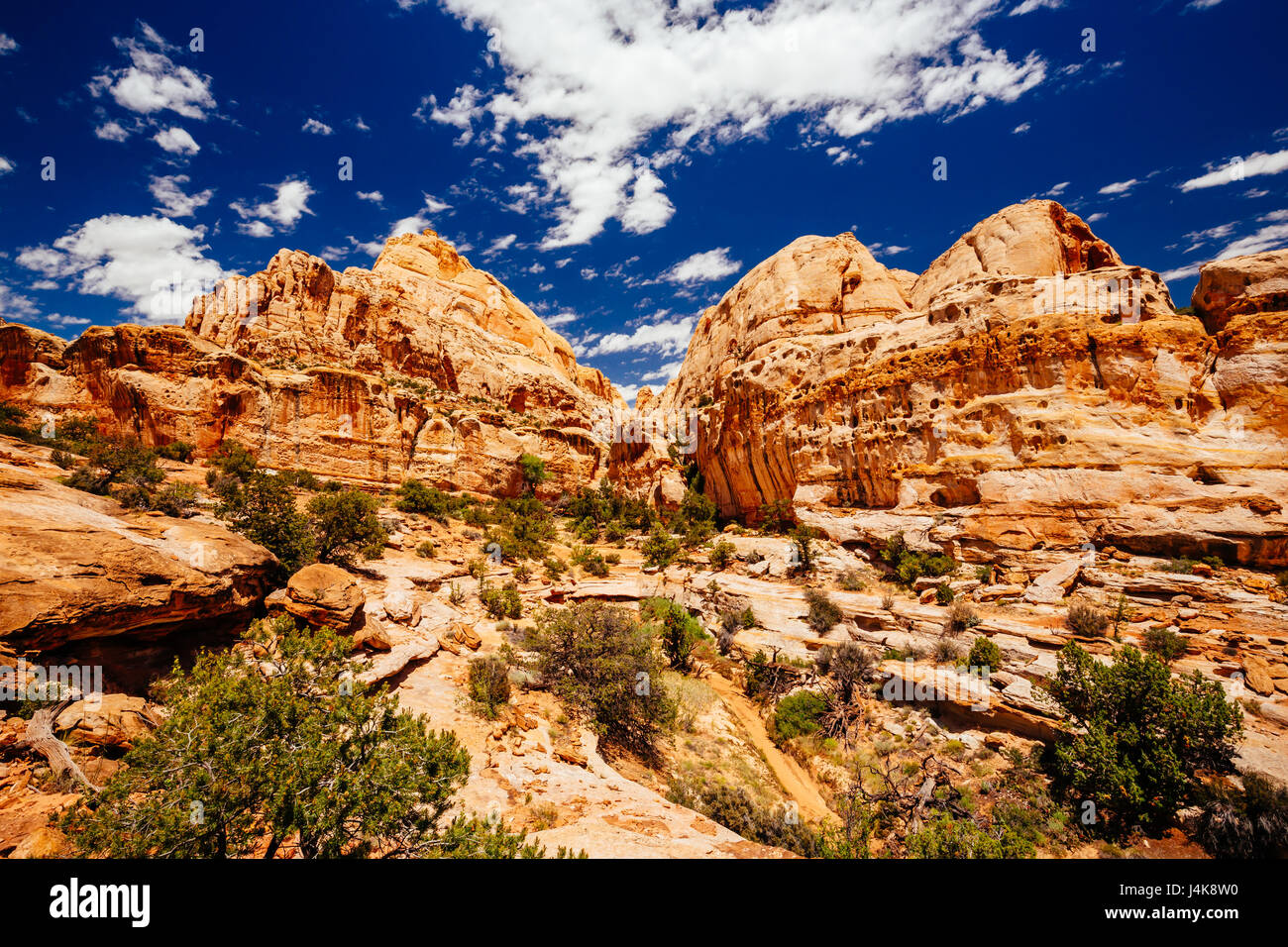 The trail to Hickman Bridge is Capitol Reef National Parks most popular hike and features fantastic views of the Waterpocket Fold and the majestic nat Stock Photo