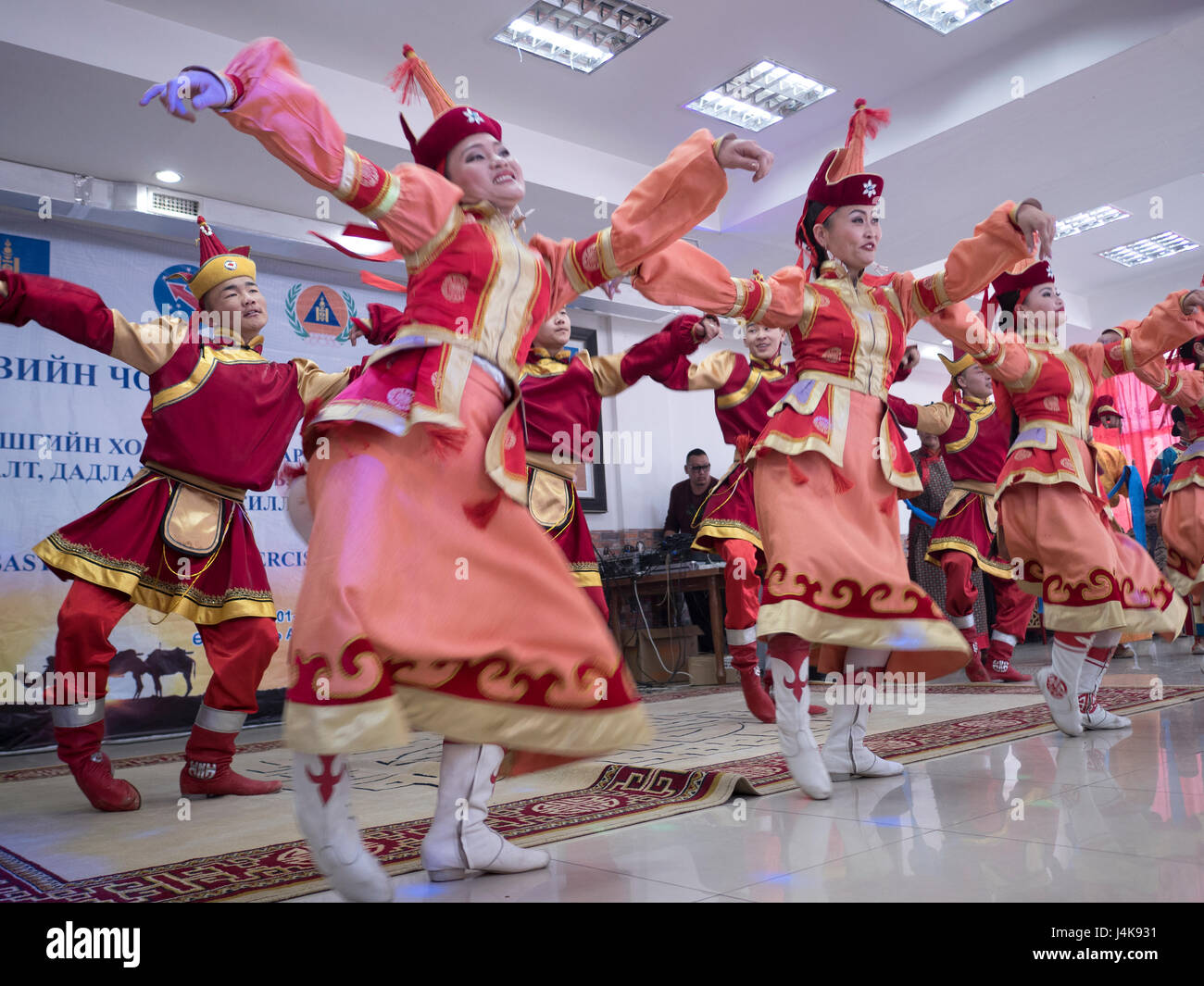 Mongolian performers entertain Gobi Wolf 2017 delegates May 5, 2017, during the exercise's closing reception in Dalanzadgad, Mongolia. GW 17 is hosted by the Mongolian National Emergency Management Agency and Mongolian Armed Forces as part of the United States Army Pacific's humanitarian assistance and disaster relief 'Pacific Resilience' series. (U.S. Army National Guard photo by Sgt. David Bedard) Stock Photo