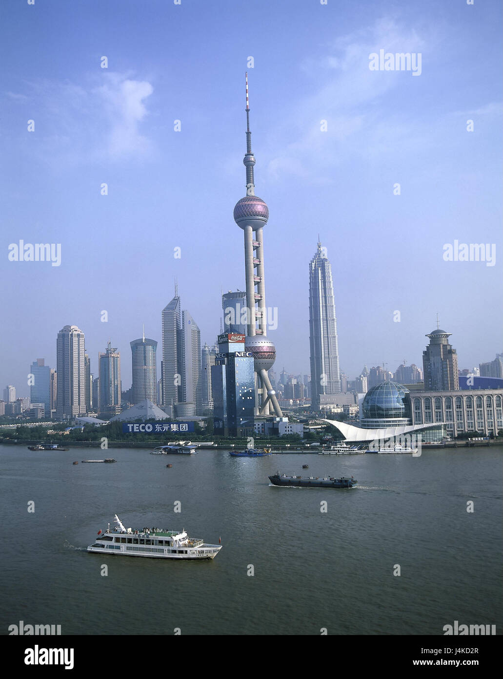 China, Shanghai, Pudong, town view, Oriental Pearl Radio & TV Tower, port entrance, ships Asia, Eastern China, Shanghai, economic centre, Yangzi metropolis, 'goal to the west', commercial centre, industrial centre, structure, architecture, television tower, 468 m high, builds in 1990-1994, landmarks, place of interest, Lujiazui gong yuan park, harbour, sea, the Pacific Stock Photo