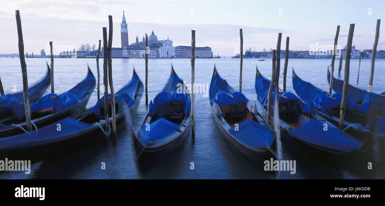 Gondolas at landing stage hi-res stock photography and images - Alamy