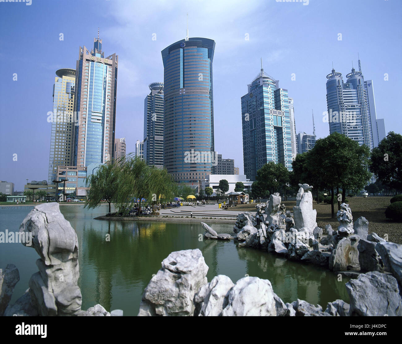 China, Shanghai, Pudong New area, Lujiazui gong yuan park, high rises Eastern China, Shanghai, economic centre, Yangzi metropolis, 'goal to the west', town view, town, view, commercial centre, industrial centre, structures, architecture, office building, skyscraper, park, lake, pond Stock Photo