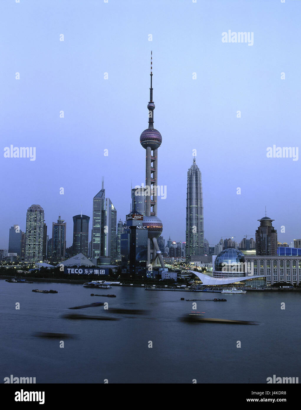China, Shanghai, Pudong, town view, Oriental Pearl Radio & TV Tower, port entrance, ships, evening Asia, Eastern China, Shanghai, economic centre, Yangzi metropolis, 'goal to the west', commercial centre, industrial centre, structure, architecture, television tower, 468 m high, builds in 1990-1994, landmarks, place of interest, Lujiazui gong yuan park, harbour, sea, the Pacific Stock Photo