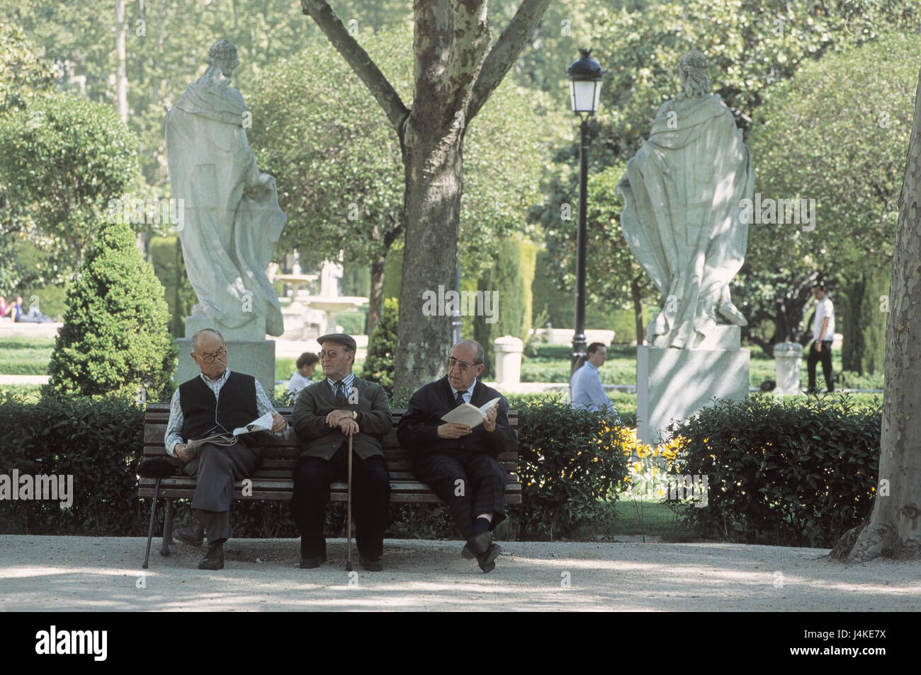 Spain, Madrid, plaza de East, park-benches, senior citizens no model  release, Europe, capital, park, park, statues, sculptures, men, old,  pensioner, détente, rest, take it easy, leisure time, summer Stock Photo -  Alamy