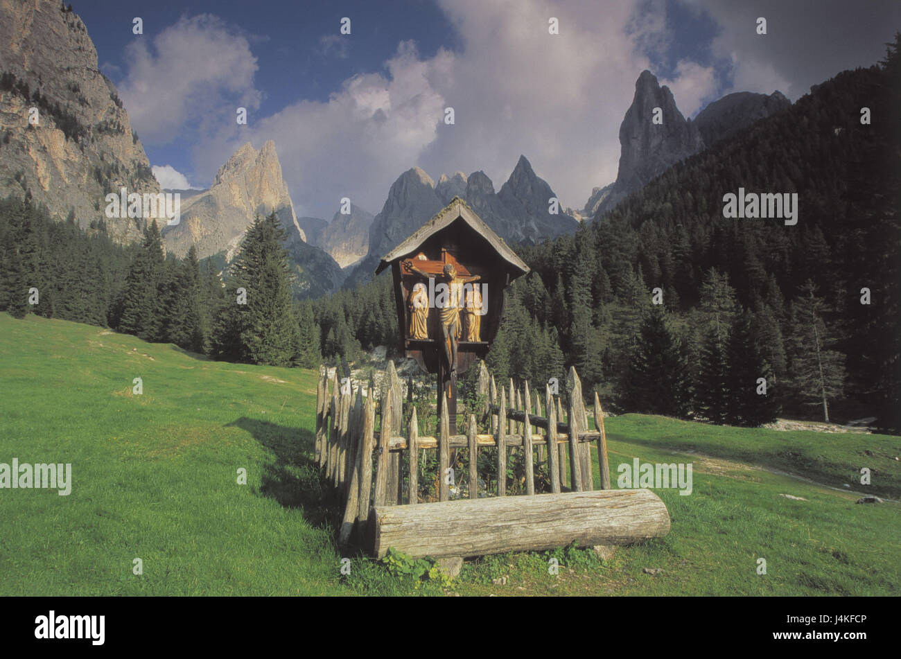 Italy, South Tirol, the Dolomites, rose garden, Tschamintal, wooden cross, background, grass leading point, Valbonkogel Europe, Southern Europe, Dolomiti, southern lime alps, alps, pert electrolytic capacitor gel, mountains, mountains, scenery, meadow, remotely, rocks, bile jags, heavens, clouds Stock Photo