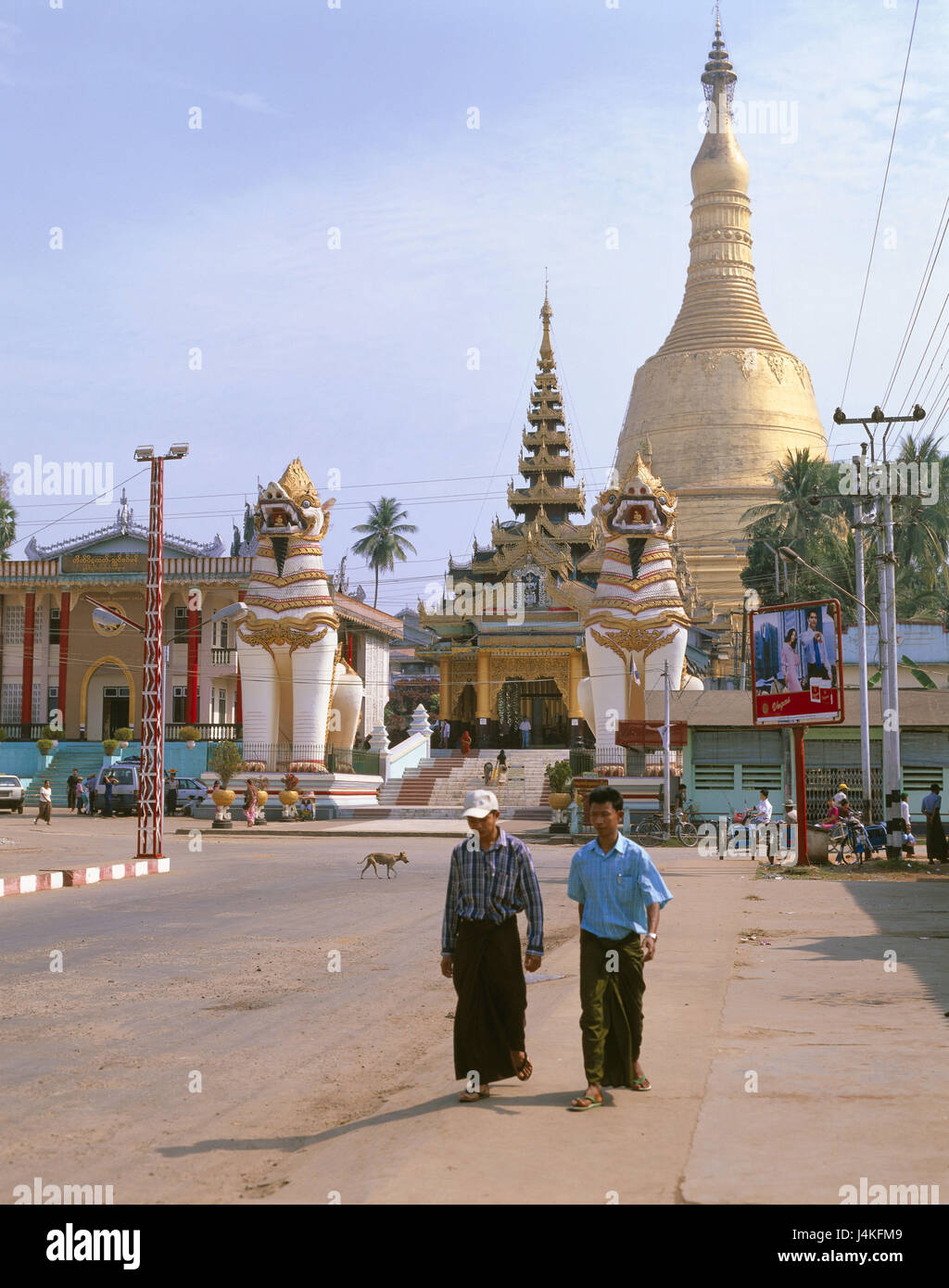 Burma, Bago, Shwemawdaw Paya pagoda, input, lion's statues, passers-by, no model release! Asia, South-East Asia, Indochina, Burma, Pyidaungsu Myanmar Naingngandaw, Pegu, town, place of interest, landmark, Shwemawdaw pagoda, Stupa, 84 metres high, gilds, gold, Golden, architecture, structure, architecture, faith, religion, sacred construction, Buddhism Stock Photo