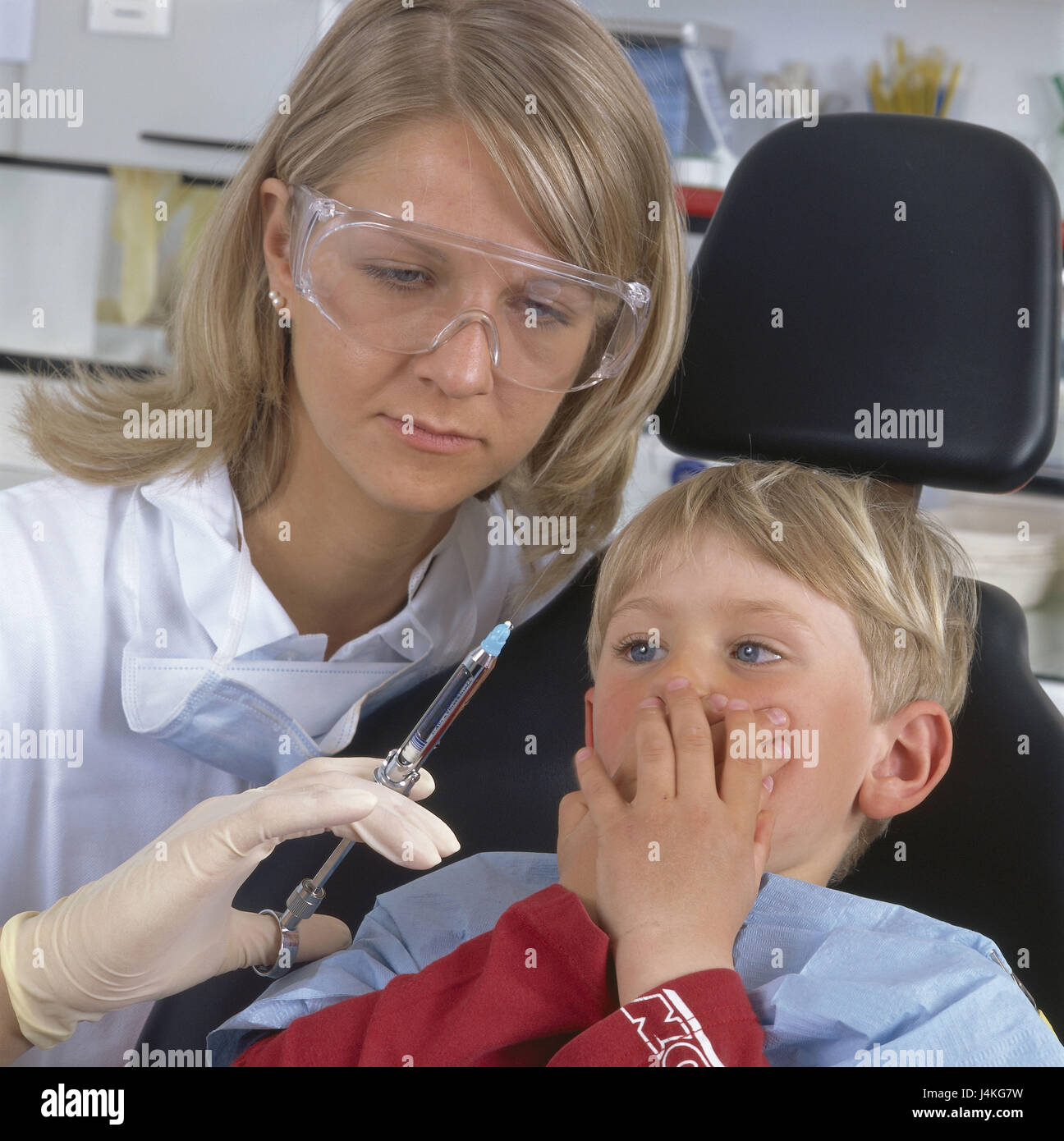 Dentist, safety glasses, protective gloves, syringe, child, fear, mouth