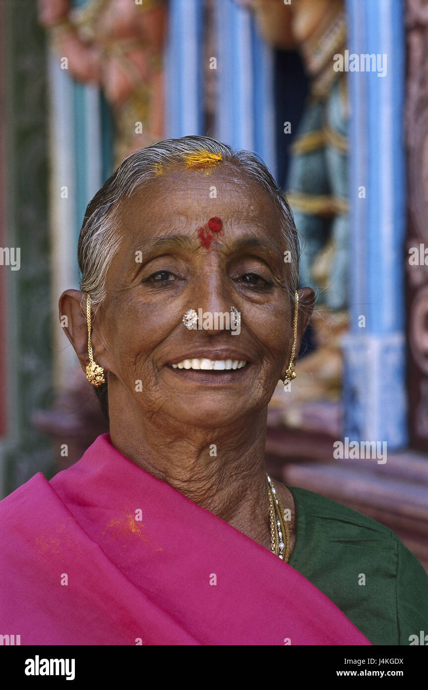 India, Tamil Nadu, senior, smile, portrait no model release! Asia, South Asia, Hindi Bharat, Südindien, women's portrait, Indian, in Indian, friendly, happily, old, clothes, jewellery, traditionally, Bindis, forehead, colour powder, culture Stock Photo