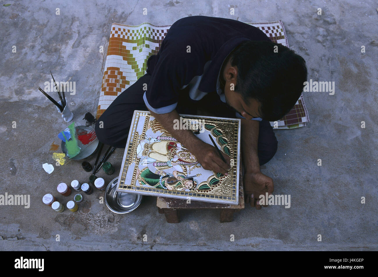 India, Tamil Nadu, Thanjavur, street artist, painting, from above, no model release! Asia, South Asia, Hindi Bharat, Südindien, Tanjore, economy, occupation, painter, artist, St. of art, painting, miniature, concentration, paint, colours, brushes, floor, street, sit Stock Photo