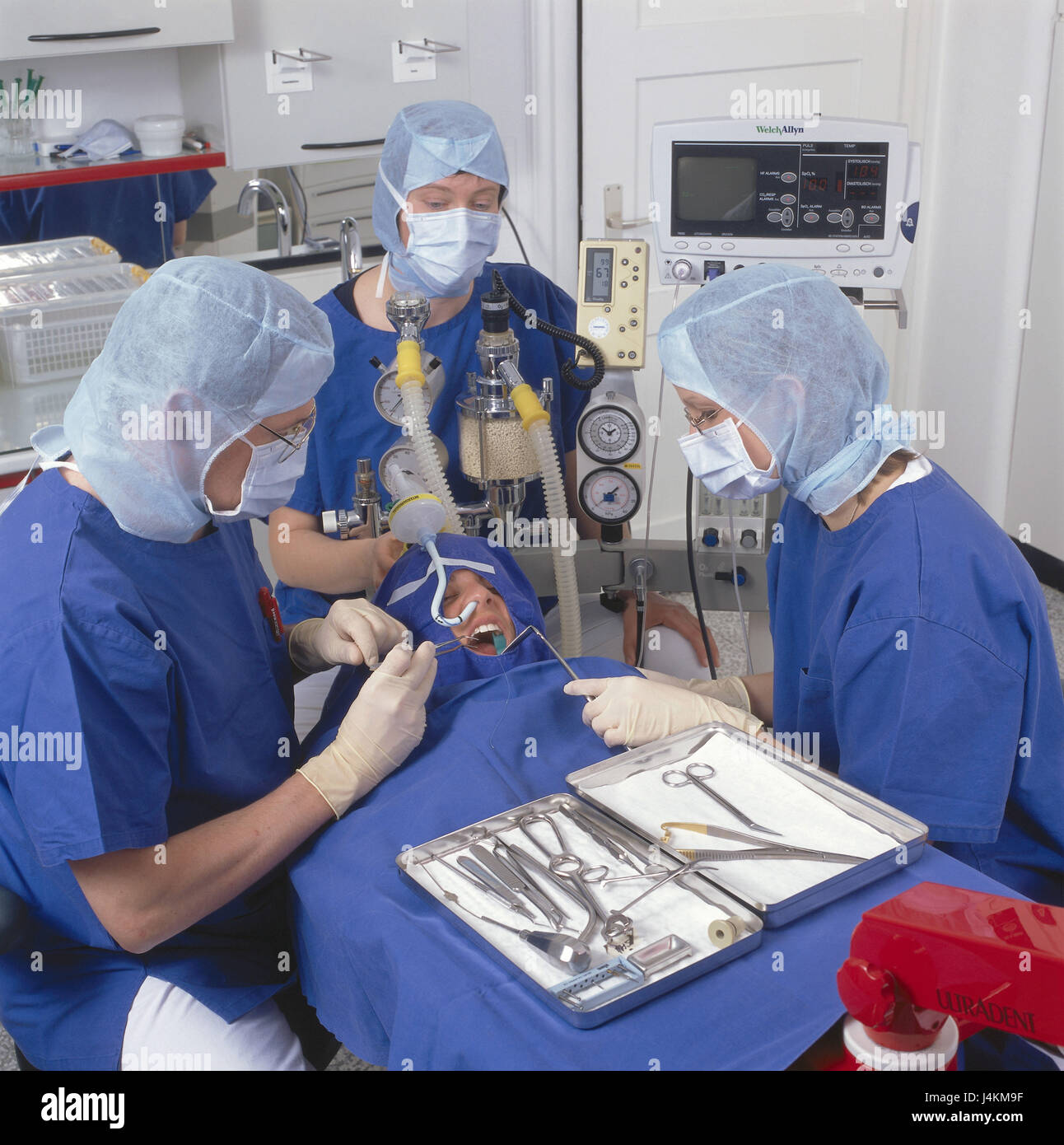 Operating theatre, doctor's team, patient, general anaesthetic, cog