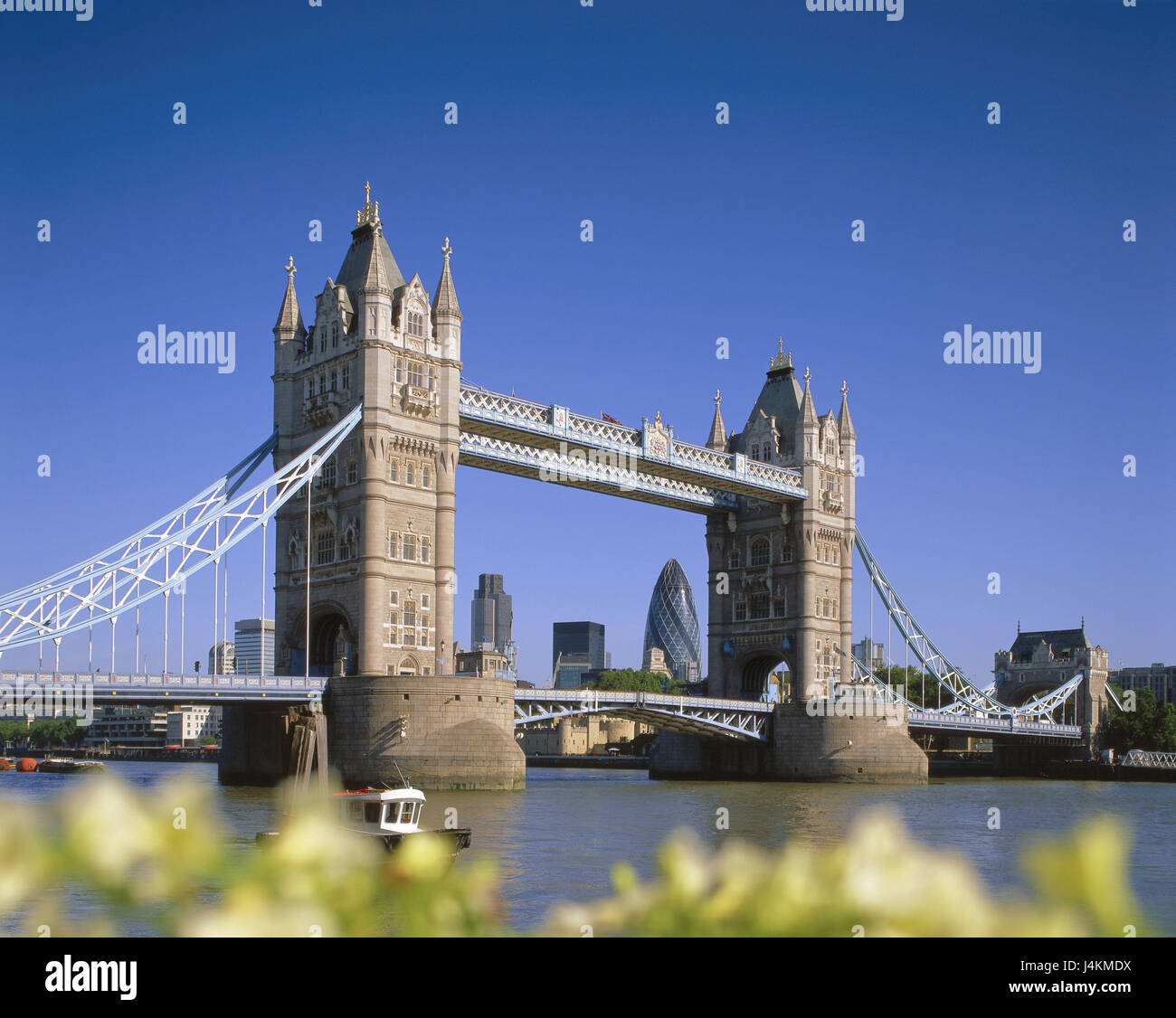 Great Britain, London, Tower Bridge, the Thames Europe, England, town, city, capital, architecture, bridge, balance bridge, Wippbrücke, builds in 1886 - in 1894, architect sir Horace Jones, place of interest, landmark, construction, masonry, steel, Long 286.5 m, river, Thames, background Swiss Re Tower Stock Photo