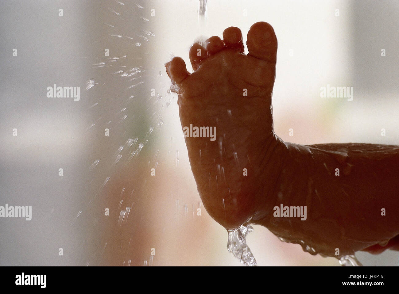 Baby foot, jet of water, cooling model released very closely, limbs