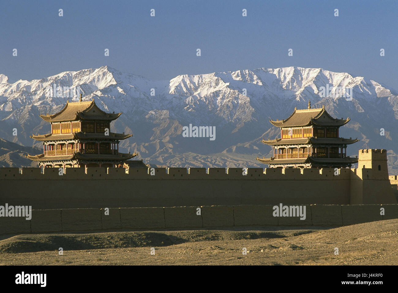 China, Gansu province, fortress Jiayuguan, Qilian mountains Asia, Eastern Asia, place of interest, fort, fortress attachment, the Great Wall of China, further defensive wall, fortress defensive wall, military attachment, building, architecture, historically, UNESCO-world cultural heritage, Silk Road, mountains, snowy Stock Photo