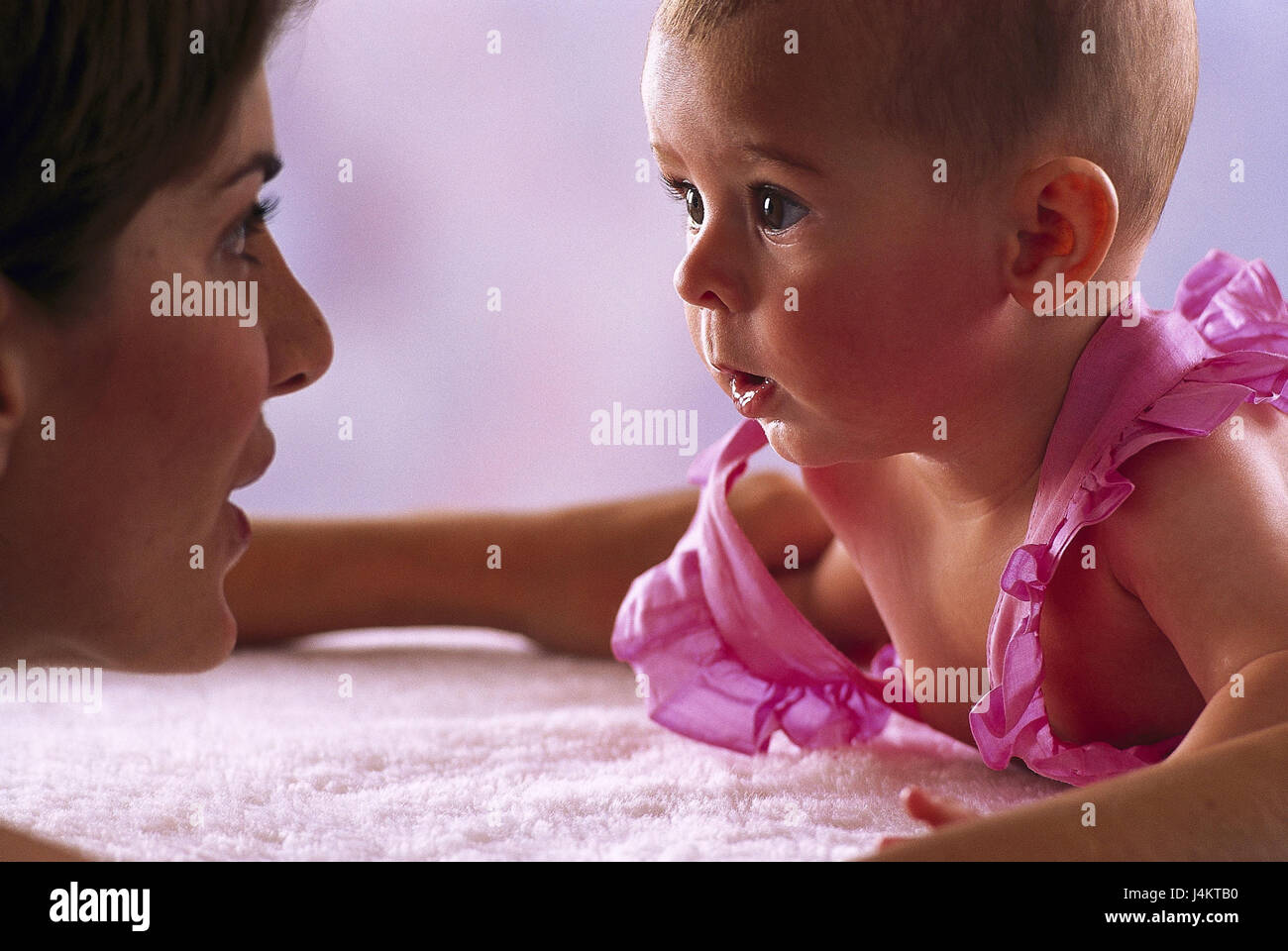 Mother, baby, are astonished, eye contact, portrait inside, at home ...