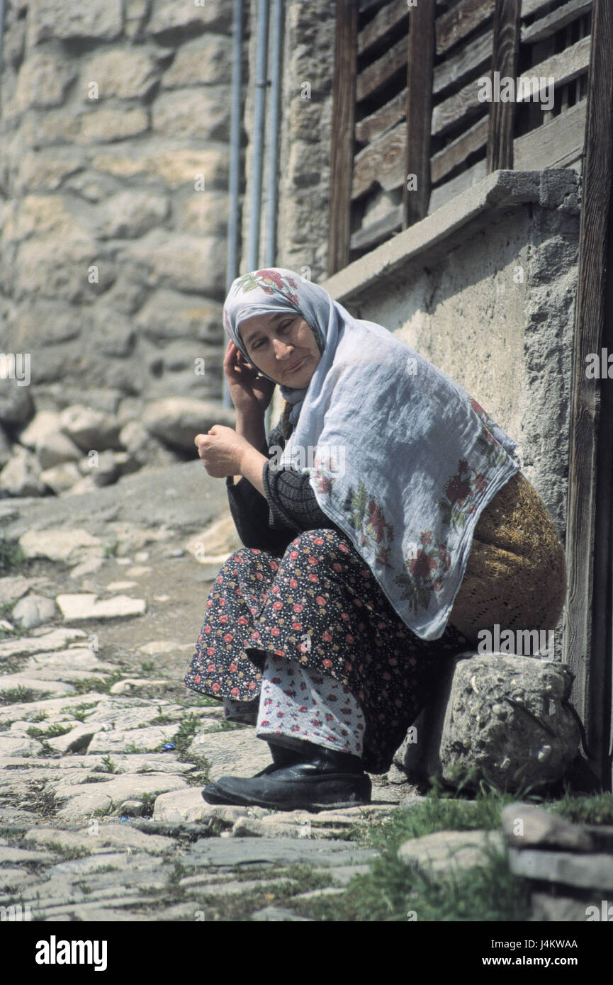 Turkey, Anatolia, Safranbölü, woman, wall of a house, sit no model release! People, in Turkish, Turk, middle old person, clothes, headscarf, traditionally, culture, tradition, outside, foreigner, foreign worker, south countries, wait, is relaxing, time, rest, calmness Stock Photo