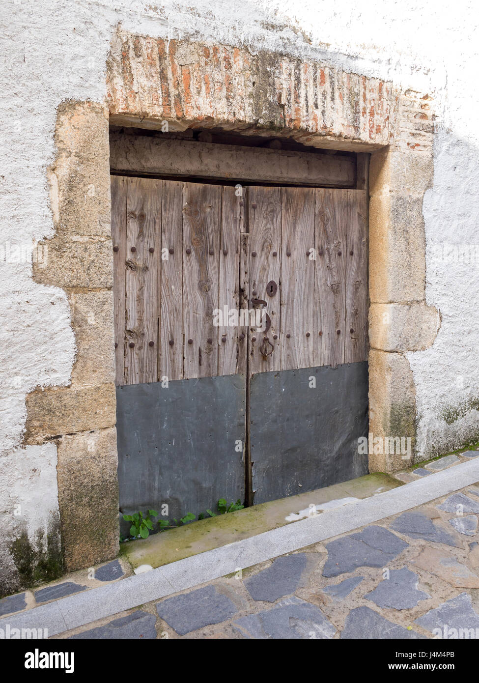 Detalle de puerta antigua de madera en Cañaveral, Cáceres, Extremadura, España. Stock Photo