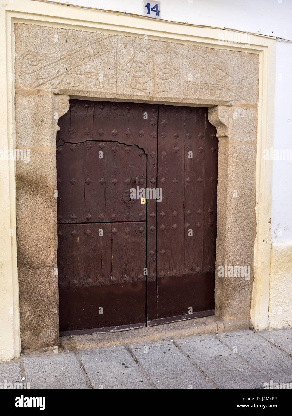 Puerta antigua de madera en Cañaveral, Cáceres, Extremadura, España. Stock Photo