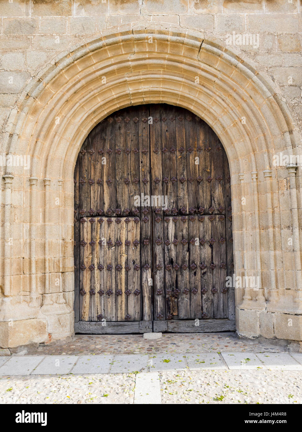 Puerta antigua de madera de la iglesia de Santa Marina en Cañaveral, Cáceres, Extremadura, España. Stock Photo