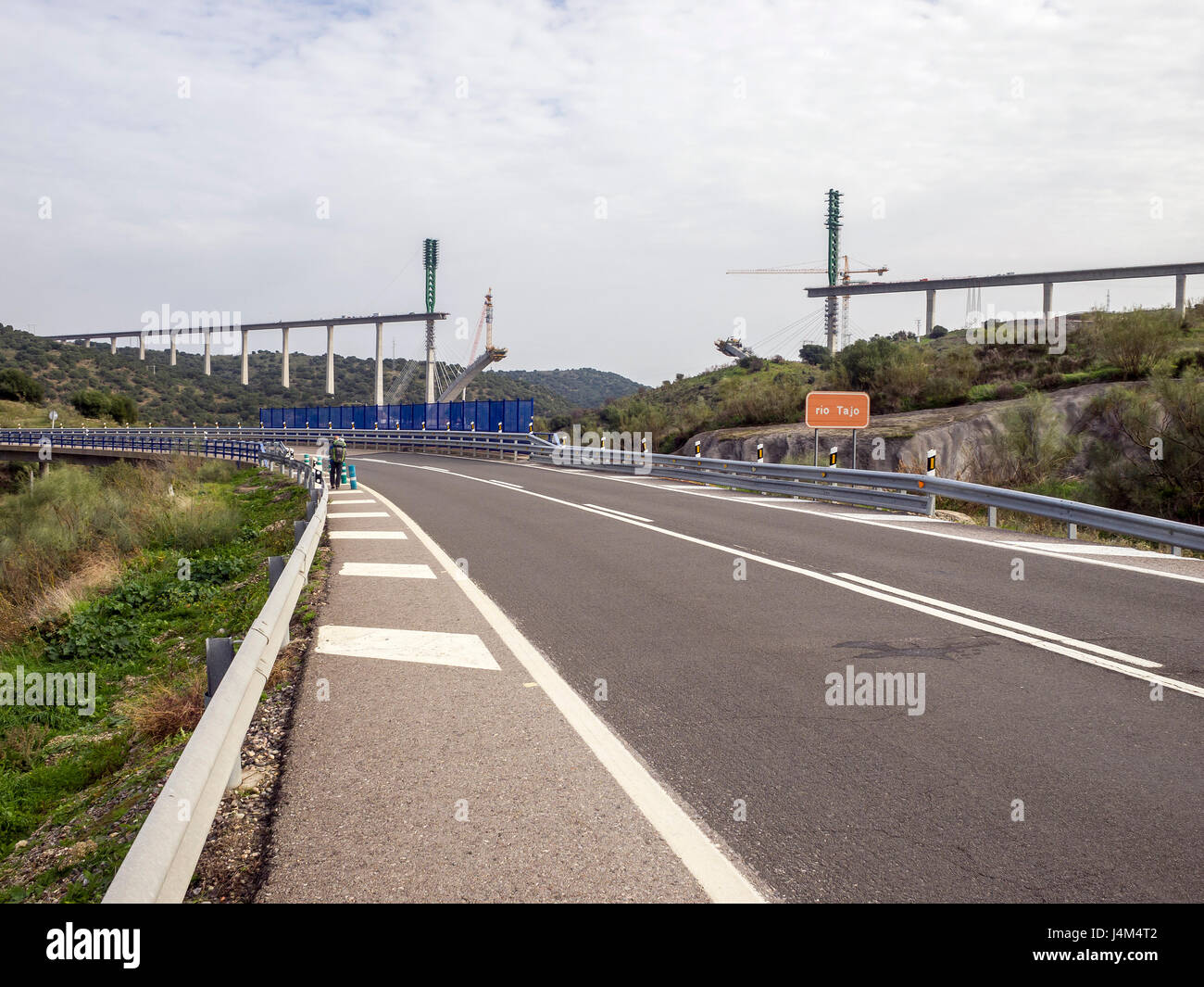 Construcción de un viaducto sobre el río Tajo para el AVE, Cáceres, Extremadura, España. Stock Photo