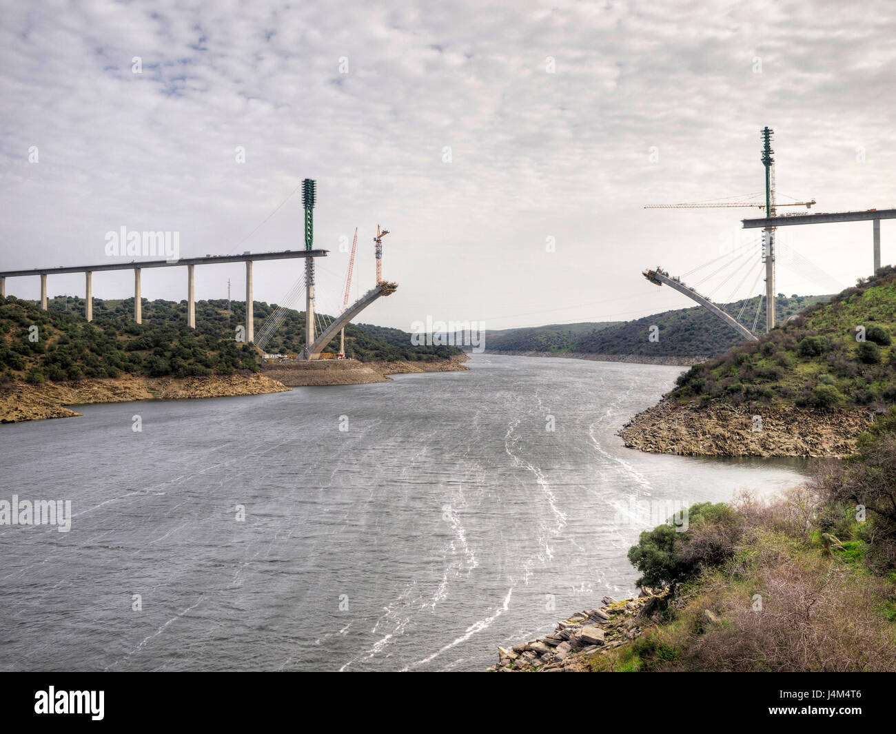 Construcción de un viaducto sobre el río Tajo para el AVE, Cáceres, Extremadura, España. Stock Photo