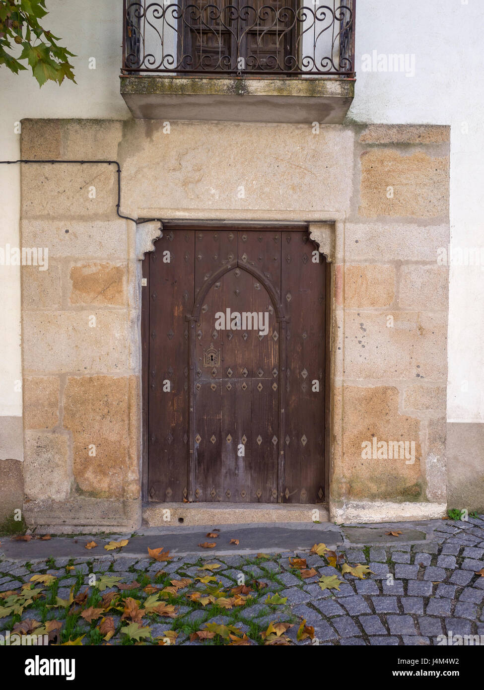 Puerta antigua de madera en una casa típica de Garrovillas de Alconétar, Cáceres, Extremadura, España. Stock Photo