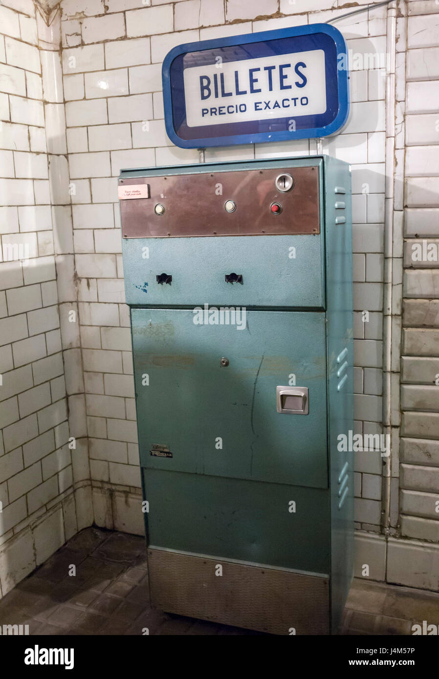 Máquina expendedora de billetes en el Museo de la antigua estación de metro de Chamberí en la ciudad de Madrid, España. Stock Photo