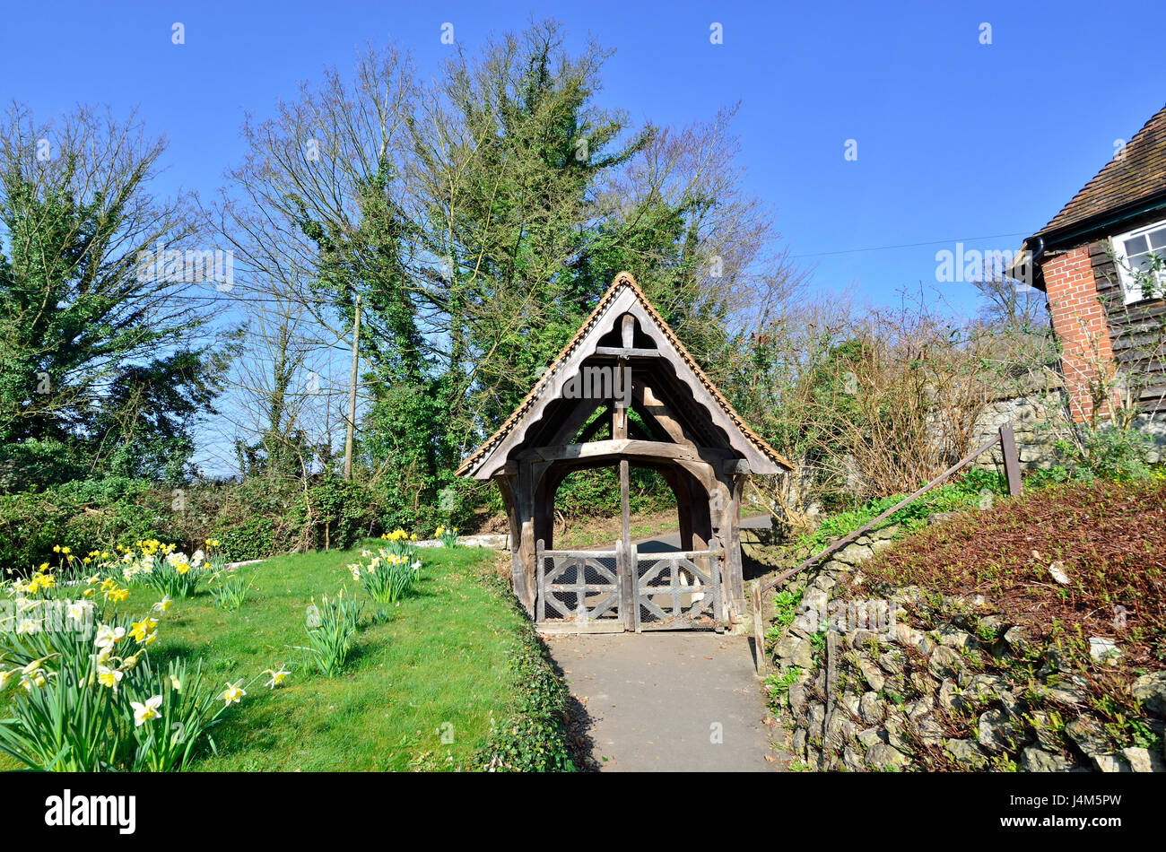 Boughton Monchelsea village, Kent, England. St Peter's Church yard - 16thC (or earlier) lychgate. Grade II listed building Stock Photo