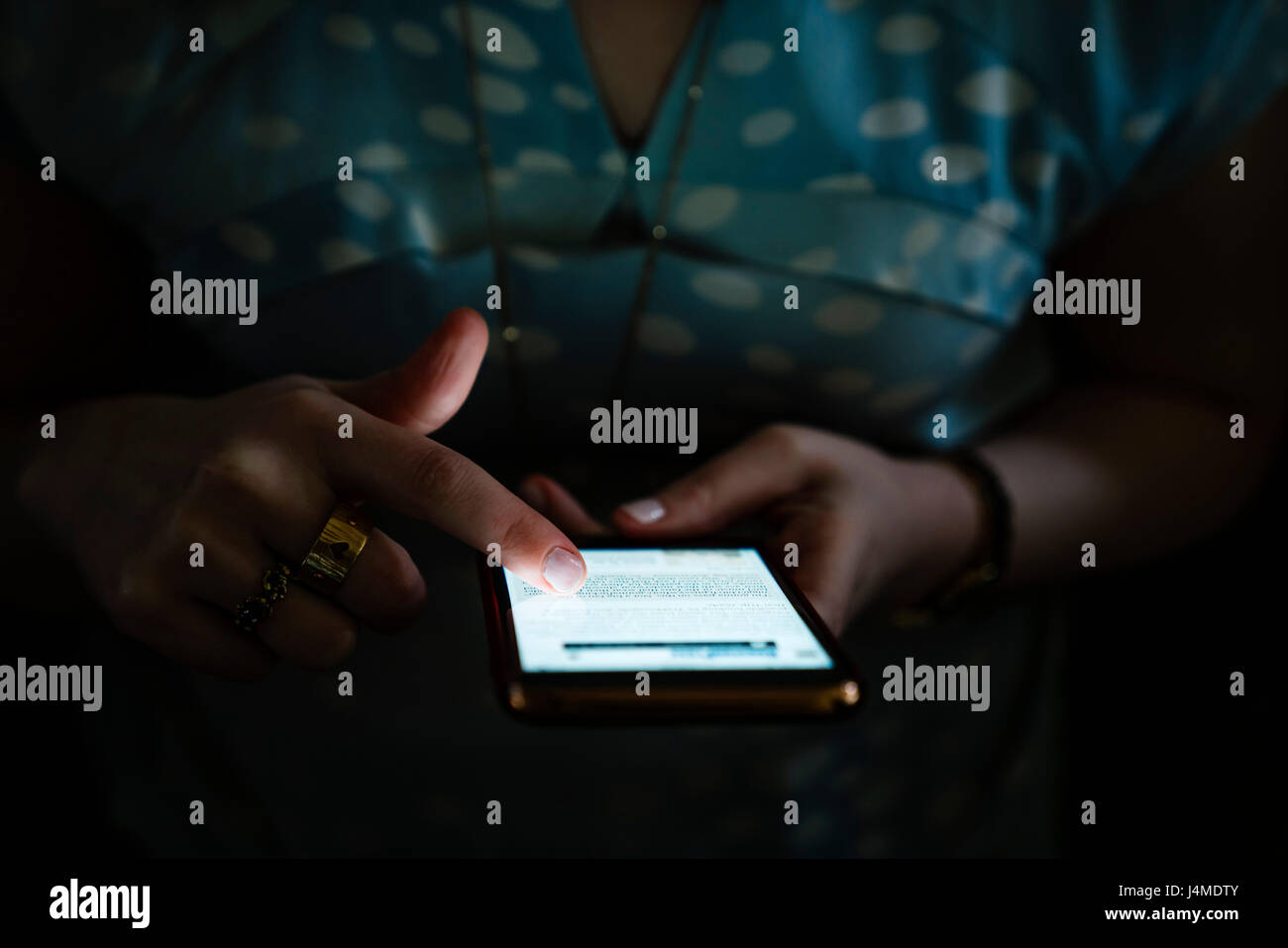 Woman texting on cell phone in the dark Stock Photo - Alamy