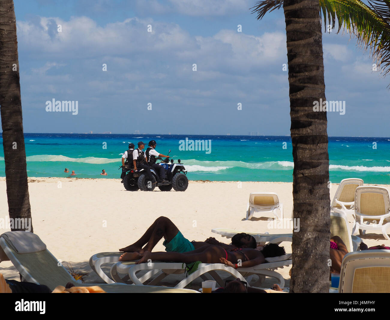 Police patrol in a gated community, Playacar