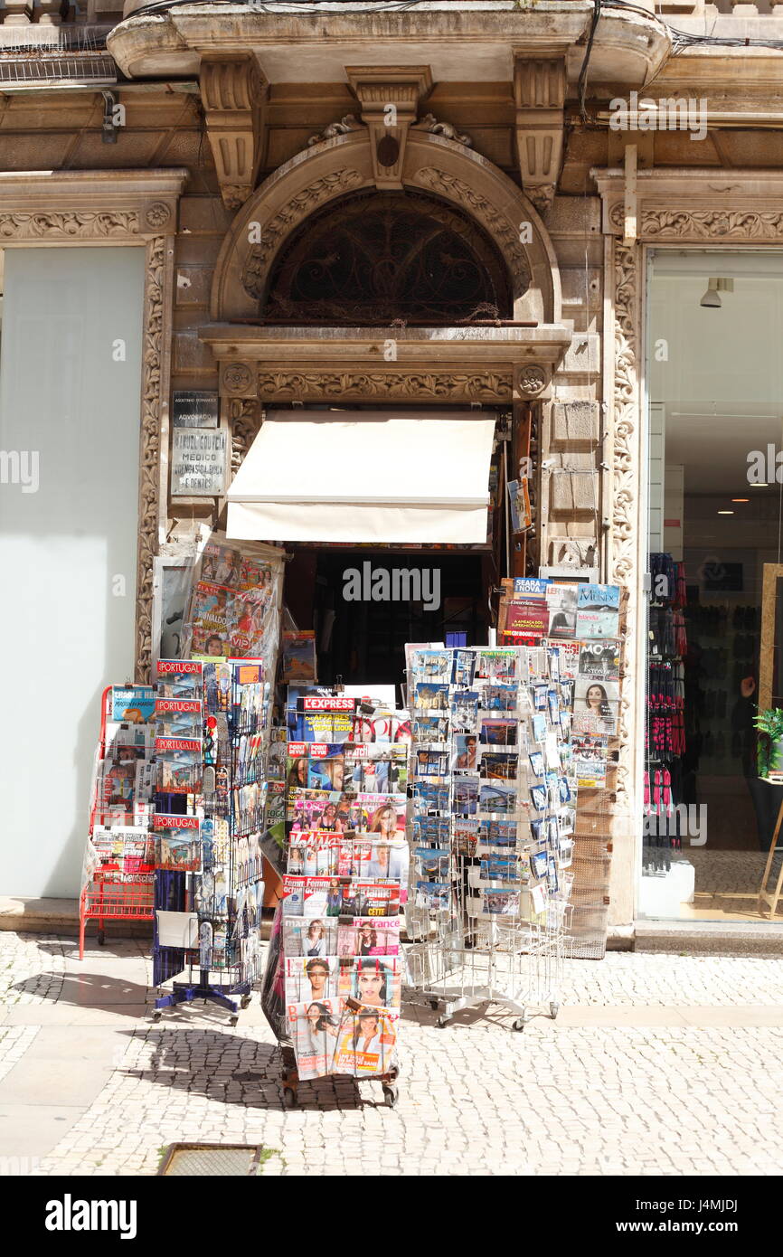 Newsstand Kiosk in Rua Ferreira Borges, Coimbra, Beira Litoral, Regio Centro, Portugal. Europe I  Zeitungsladen in der Einkaufsstrasse  Rua Ferreira B Stock Photo