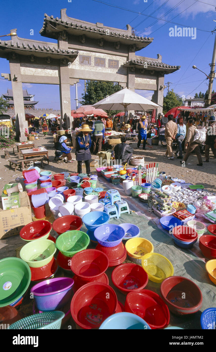 China, Yunnan Province, Dali, market, sales, plastic products Asia, Eastern Asia, Zhonghua Renmin Gongheguo, People's Republic, town, historically, city centre, household articles, bowls, plastic bowls, plastic products, shop assistant, visitor, goal Stock Photo