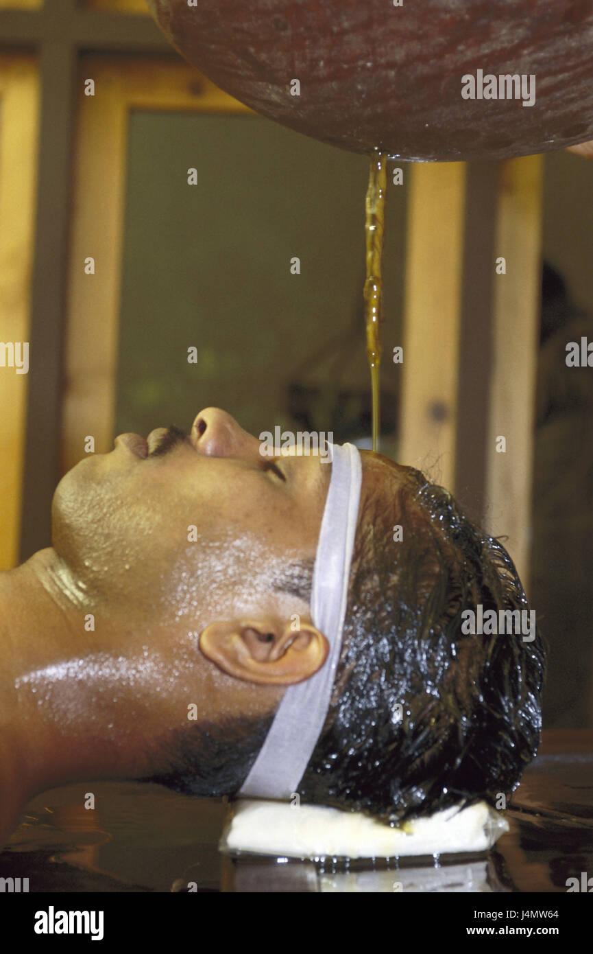 India, Kerala, man, lie, Ayurveda application, oil, forehead icing