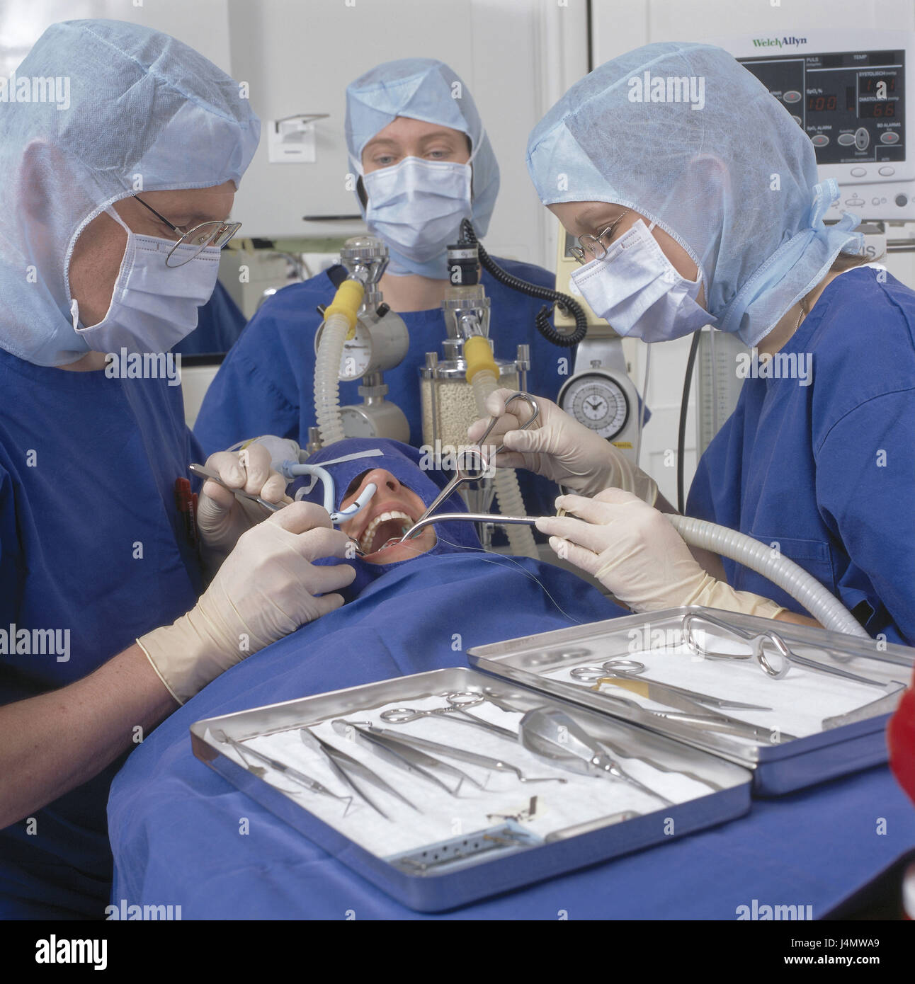 Operating theatre, doctor's team, patient, general anaesthetic, cog