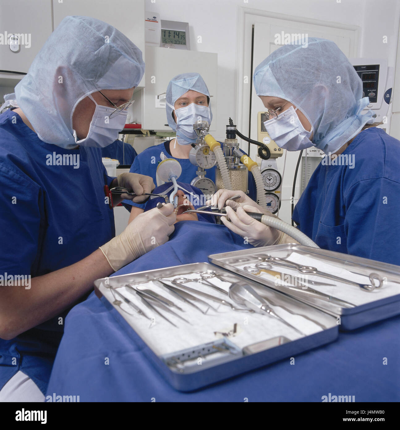 Operating theatre, doctor's team, patient, general anaesthetic, cog