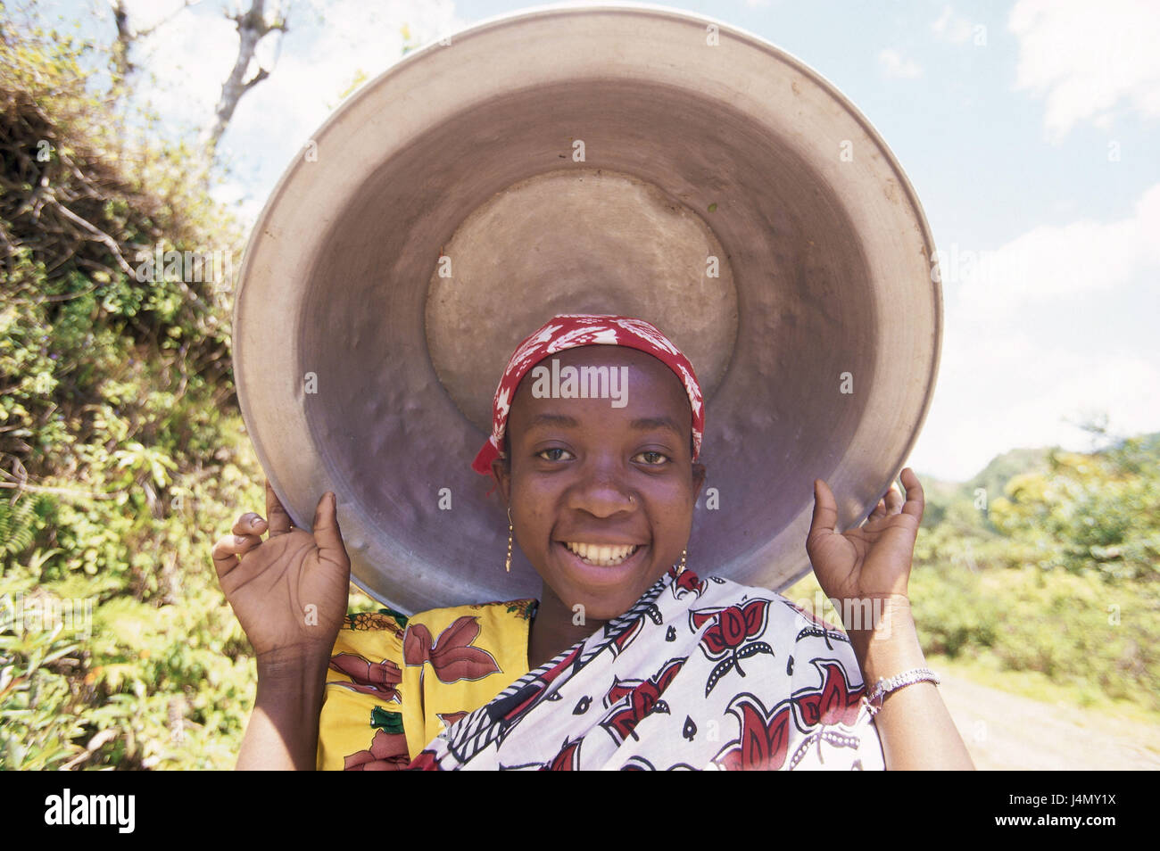The Comoro Archipelago, island Anjouan, Dindi, girl, happily, headscarf, bowl, carries, portrait, no model release! Africa, Indian ocean, island state, Nzwani, non-whites, young persons, swarthy, swarthy, locals, nasal connectors, headgear, cloth, religiously, faith, view camera, smile, metal bowl, outside Stock Photo