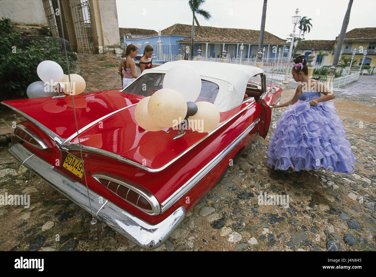 Cuba, Trinidad, Old Town, wedding car, bride, pile in, no model release, Central America, car, old-timer, red, balloons, woman, wedding dress mauve, icon, wedding, love, affection, togetherness, luck, joy, harmony, togetherness, Idyll, lifestyle, wedded bliss, outside, Stock Photo
