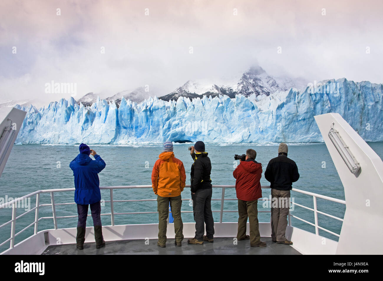 Argentina, Patagonia, Lago Argentino, Glaciar Perito Moreno, scarp, boat, tourist, back view, no model release, Stock Photo