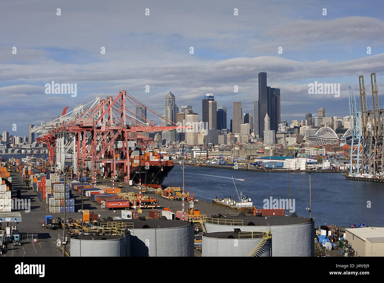 The USA, Seattle, Elliot Bay, cargo harbour, North America, destination, town, city, high rises, harbour, cranes, ships, logistics, import, export, trade, Kontainer, Kontainerhafen, Stock Photo