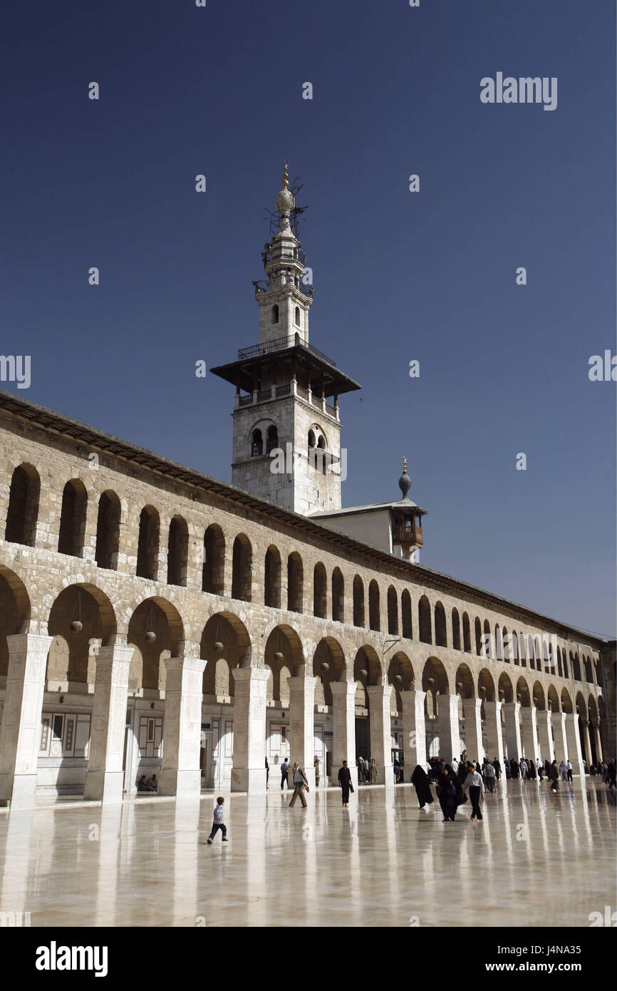 Syria, Damascus, Old Town, Umayyad mosque, inner courtyard, passerby, place of interest