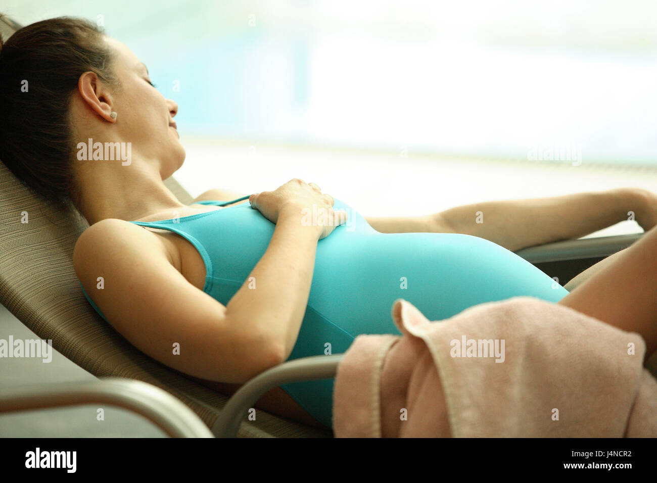 Woman, sleep young, pregnant, swimming-pool, deck chair, at the side, Stock Photo