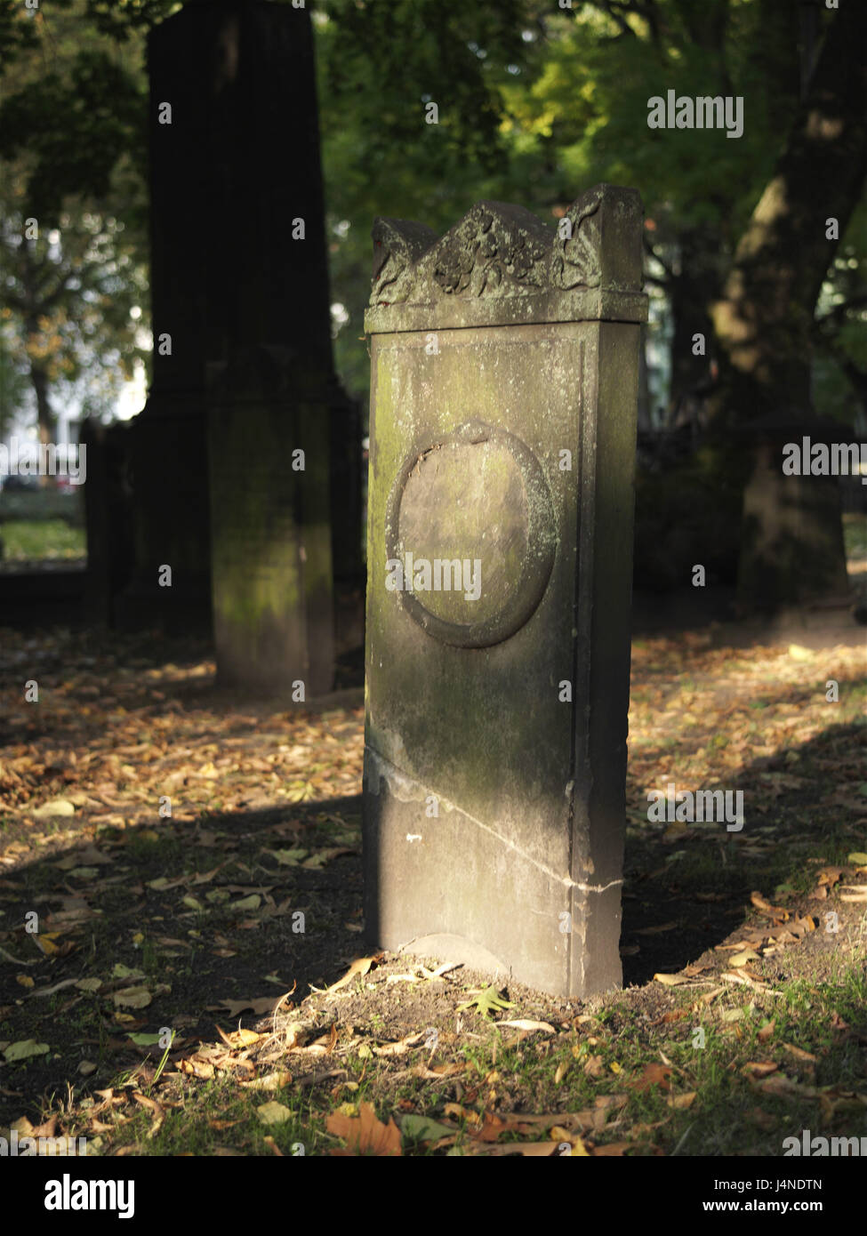 Old weather beaten gravestone hi-res stock photography and images - Alamy