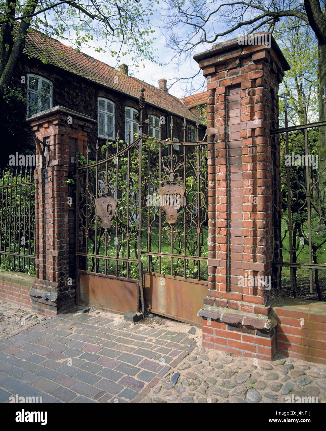 Germany, Schleswig - Holstein, Bredstedt, property, gate, old, rusty, north frieze country, building, house, outside, garden gate, access road, access, input, driveway, metal, metal gate, expiration, transitoriness, icon, closed, expired, rusts, rust, in 1898, mystically, mysteriously, nobody, outside, exit, Stock Photo