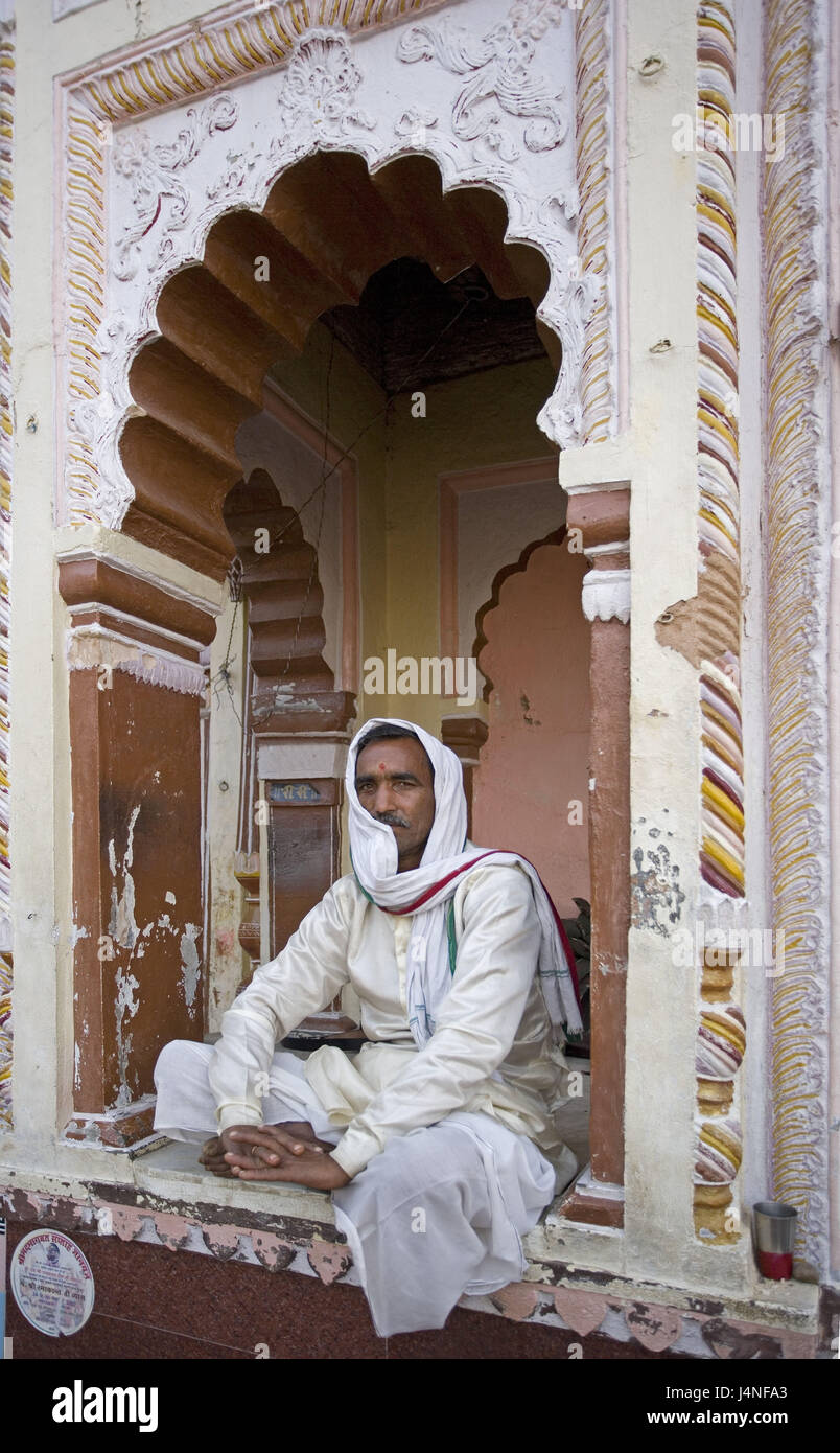 India, Madhya Pradesh, Orcha, Mahal, defensive wall, niche, man, sit, Stock Photo