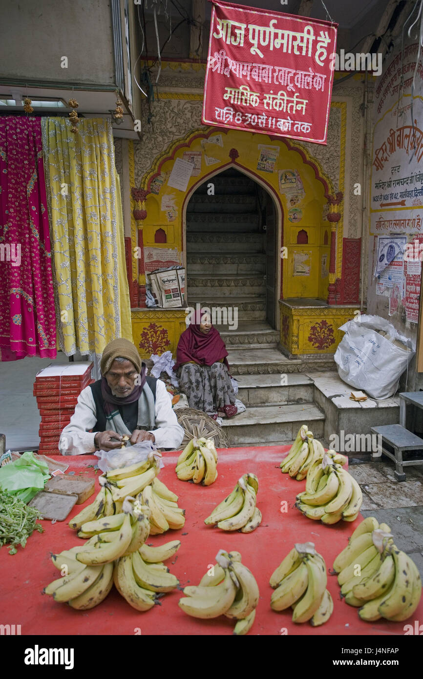 India, Delhi, Old Delhi, dealer, sales, bananas Stock Photo Alamy