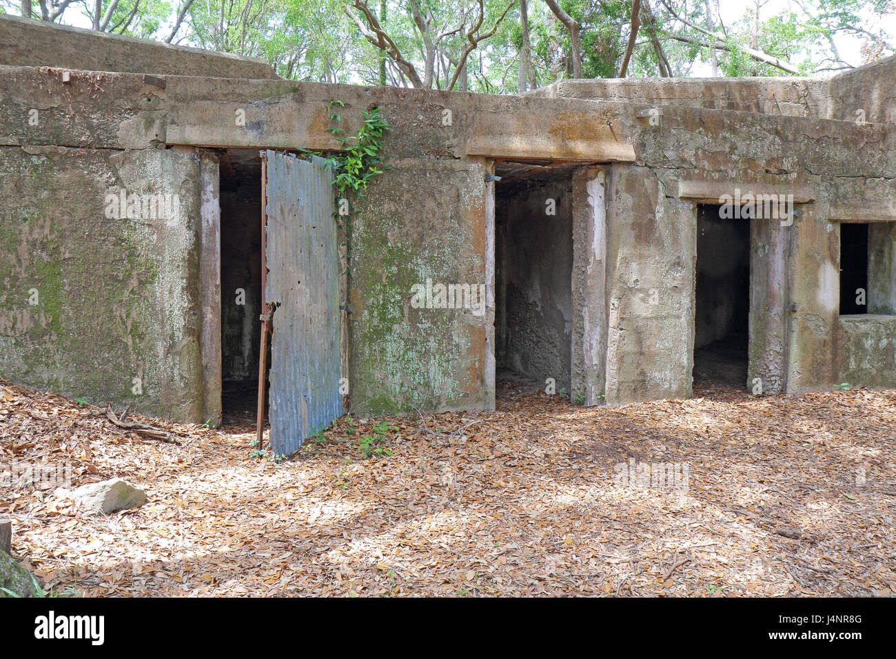 Concrete ruins of the gun battery at Fort Fremont, constructed during the Spanish-American war beginning in 1899, on Saint Helena Island in Beaufort C Stock Photo