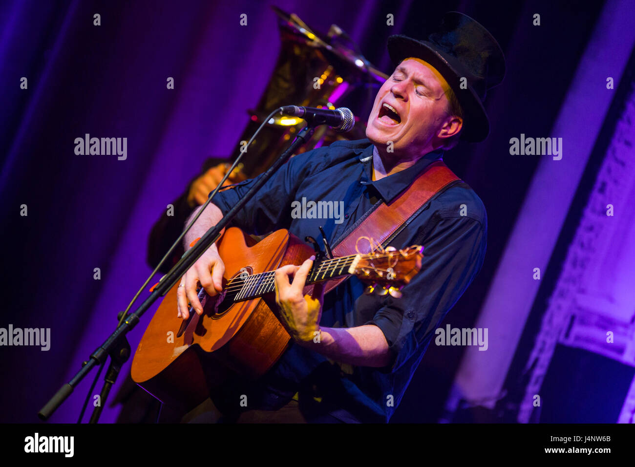 Marburg, Germany. 11.05.2017. Jimmy Kelly and Band, The Streetkid Vol. 2 Tour, concert in Waggonhalle Marburg. Jimmy Kelly - in the last years performing as busker/street performer - is know as member of folk and pop band The Kelly Family --- Fotocredit: Christian Lademann Stock Photo