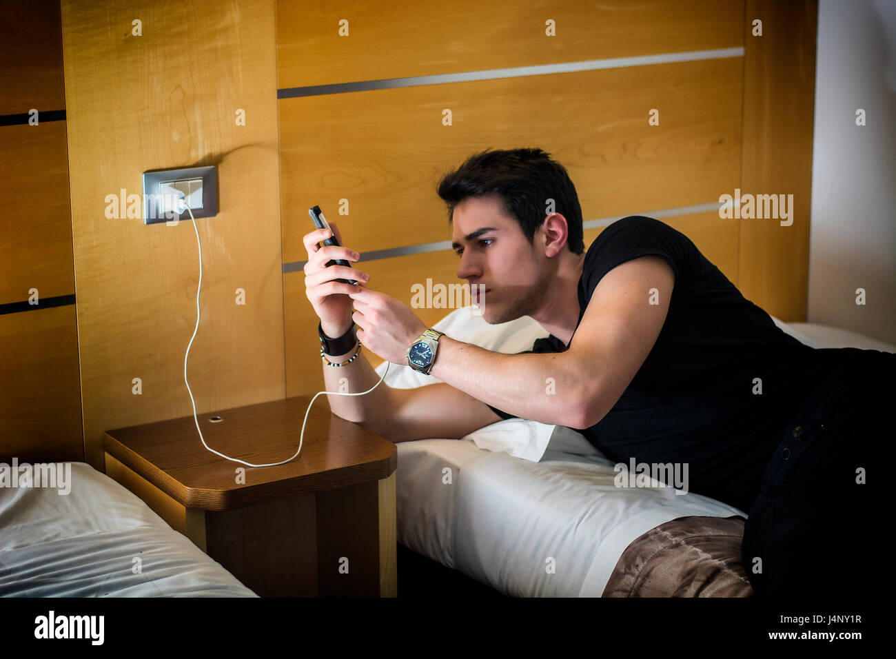 Парень играет в телефоне. Человек играет в телефон. Человек с телефоном в руке. Парень играет в телефоне. Мужчина с телефоном в руке.