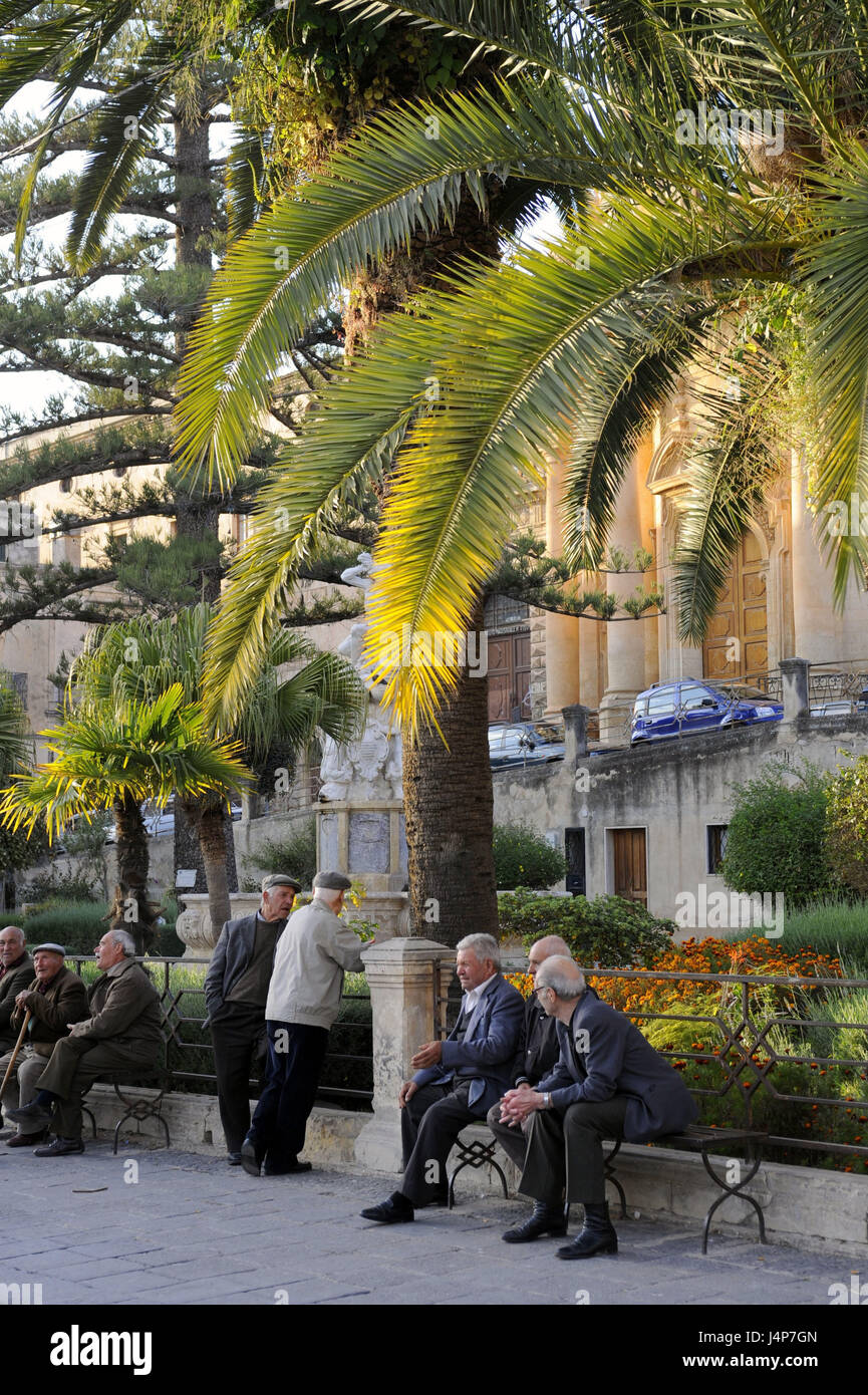 Italy, island Sicily, Noto, Piazza XVI Maggio, palms, senior citizens, park-benches, sit, no model release, Stock Photo
