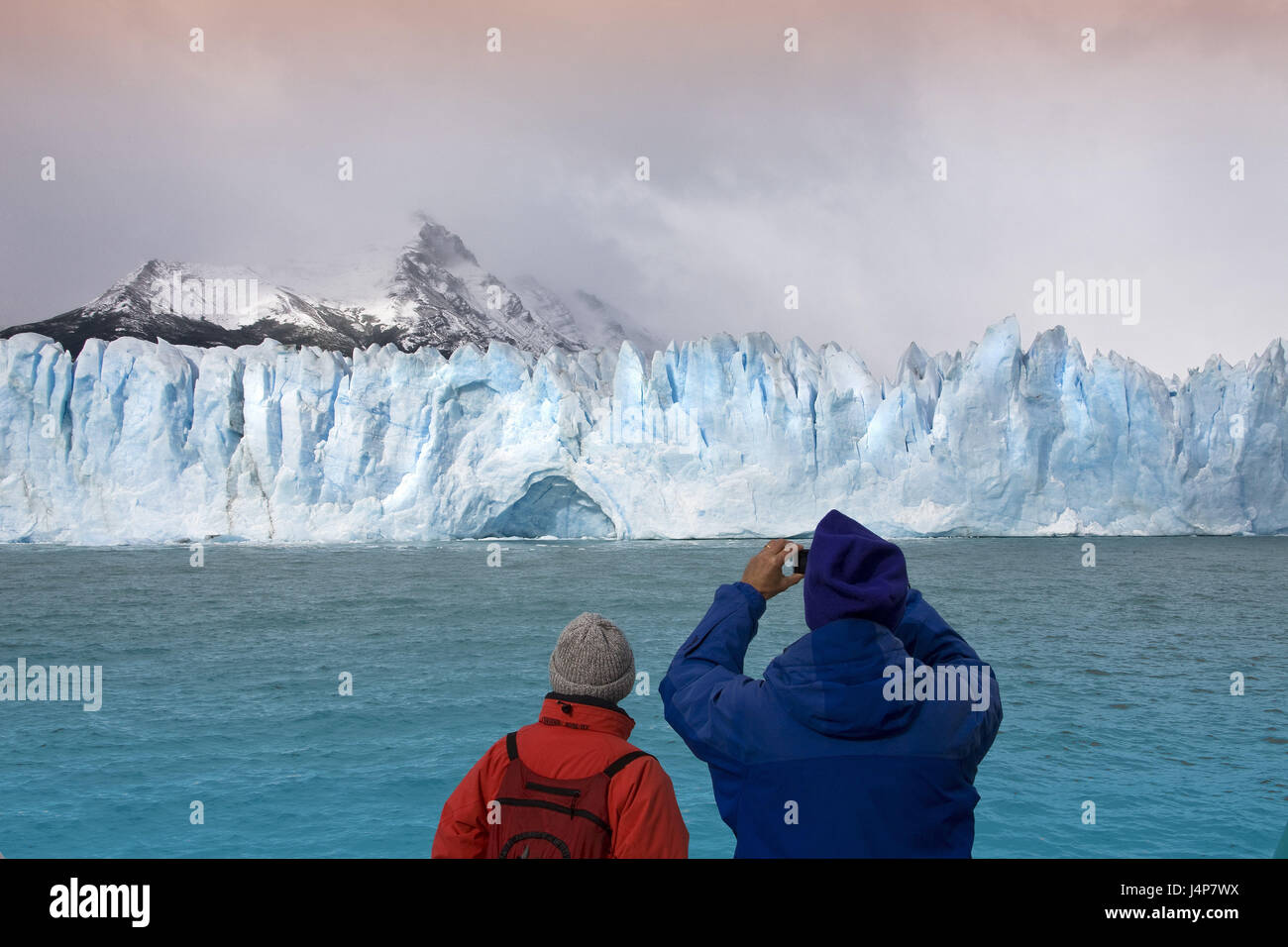Argentina, Patagonia, Lago Argentino, Glaciar Perito Moreno, scarp, tourist, back view, no model release, Stock Photo