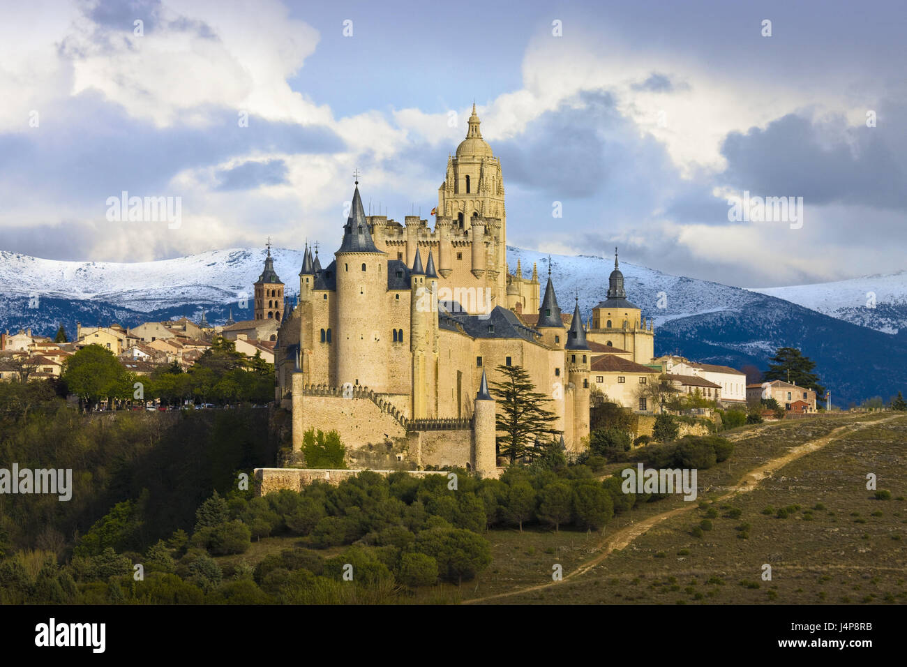 Spain, Castile, Segovia, lock, cathedral, Kastilien-Leon, building, structures, castle, church, architecture, houses, residential houses, place of interest, tourism, mountain, snow, sky, clouds, Stock Photo