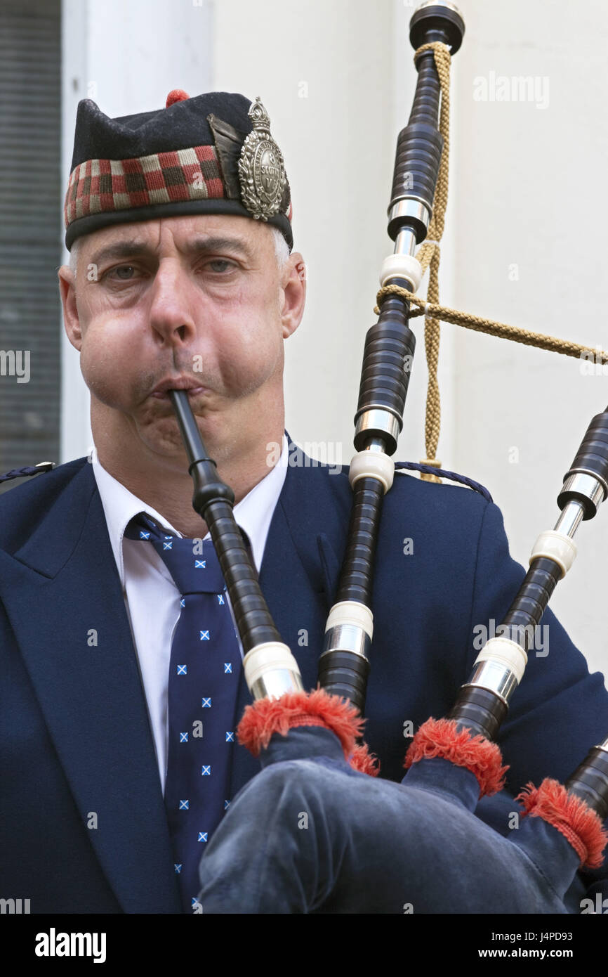 Great Britain, Scotland, Edinburgh, bagpipes player, portrait, no model release, Stock Photo